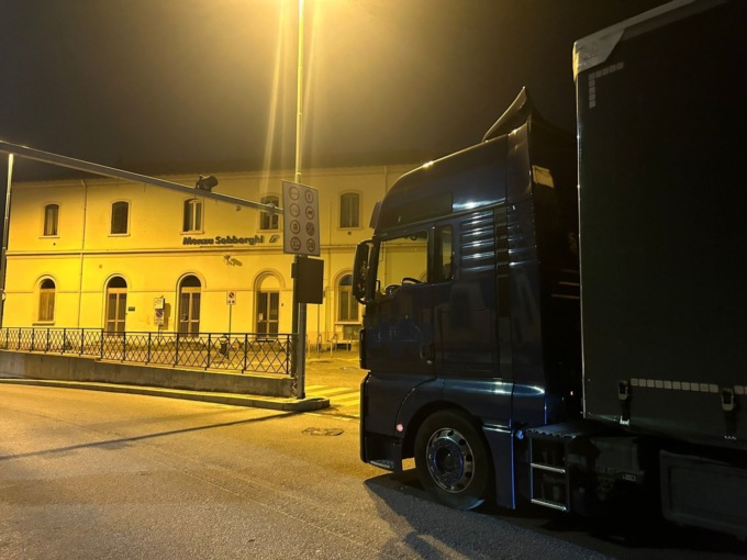 Tir diretti in Autodromo sbagliano strada e si bloccano davanti al sottopasso: interviene la Polizia