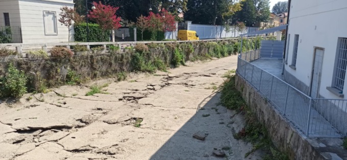 Detriti, rami e rifiuti: “Perchè non ripulire il letto del Lambro?”