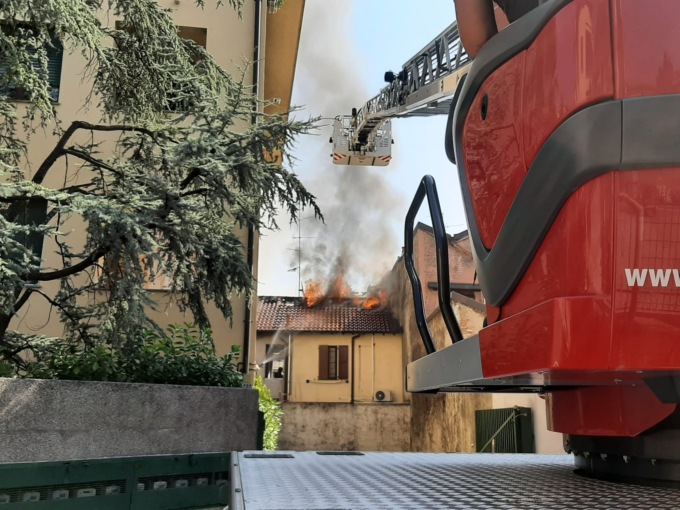 Appartamento in fiamme: sul posto i Vigili del fuoco