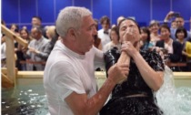 Il battesimo di 48 nuovi fedeli al congresso dei testimoni di Geova