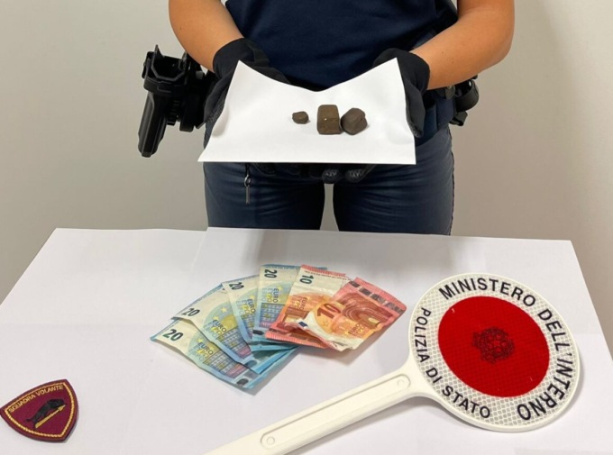 Sorpreso a spacciare nei giardinetti: denunciato e accompagnato al CPR per l’espulsione