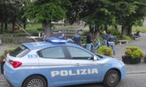 Due rapine in una notte, poi la corsa lungo i binari: arrestato