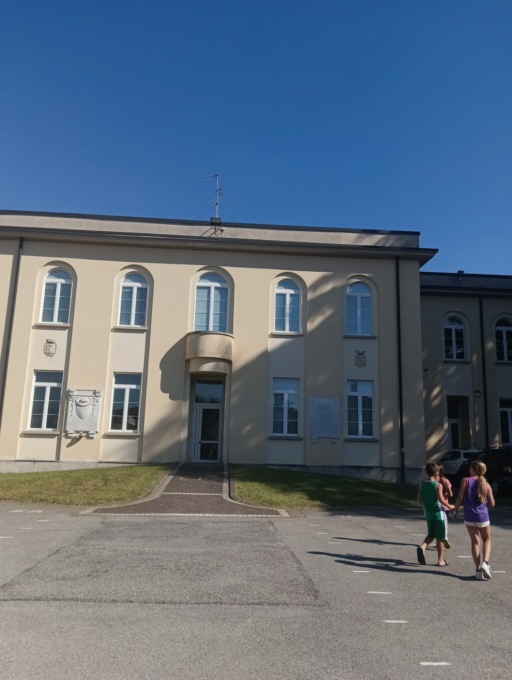 Doppio furto a scuola, rubati pc e lavagna luminosa