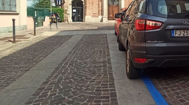 Le strisce blu sono sbagliate, ora vanno ridipinte