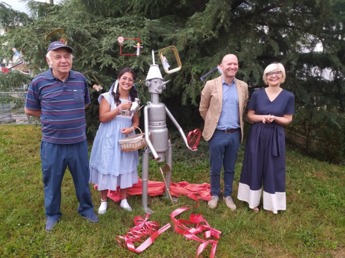 Besana, l’artista Pietro Villa dona il suo omino di latta ai bimbi della primaria