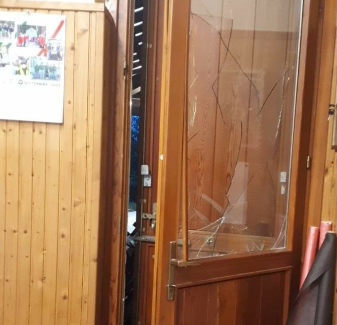 Briosco, colpo nella baita degli Alpini: magro bottino ma ingenti danni