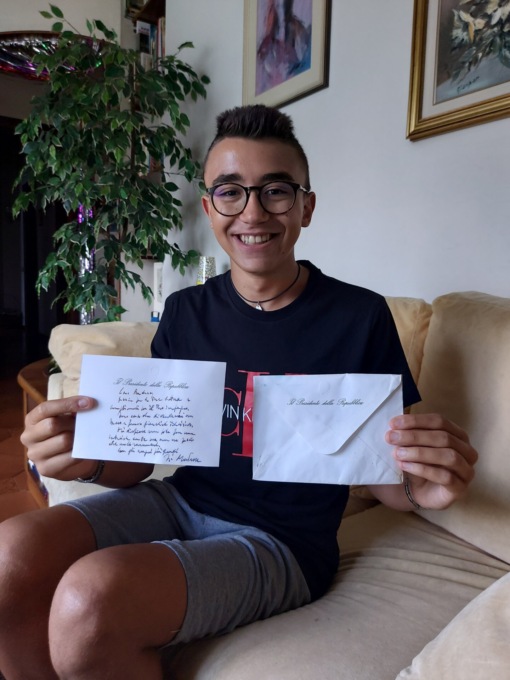 Riceve una lettera scritta dal Presidente della Repubblica