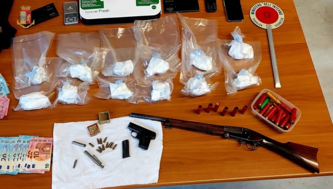 Droga e armi, la Polizia di Stato arresta due vicini di casa