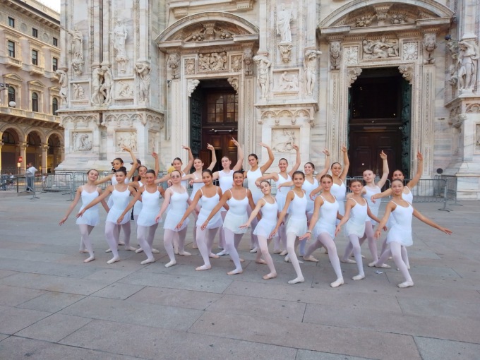 Anche le ballerine di Varedo al “Ballo in bianco” in piazza Duomo a Milano