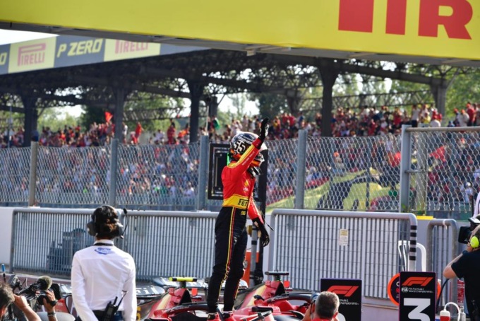 Fantastica pole di Sainz: la Ferrari sogna