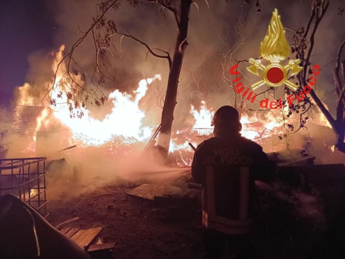 A fuoco le cataste di legna, pompieri in azione