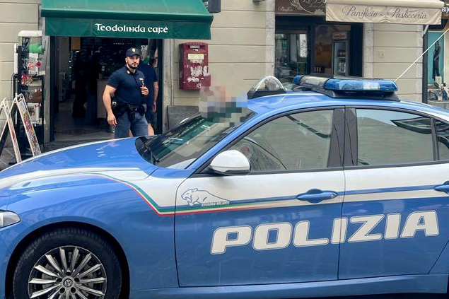 Strappa con un morso l’orecchio a un passante