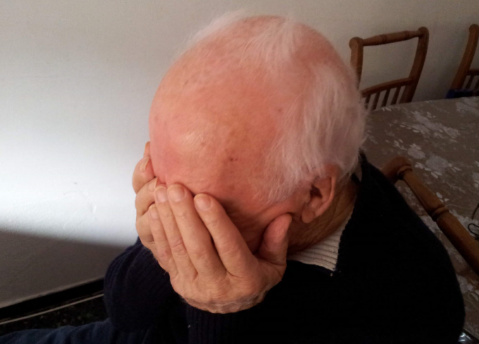 Pesta a sangue il padre 90enne con un bastone, arrestato