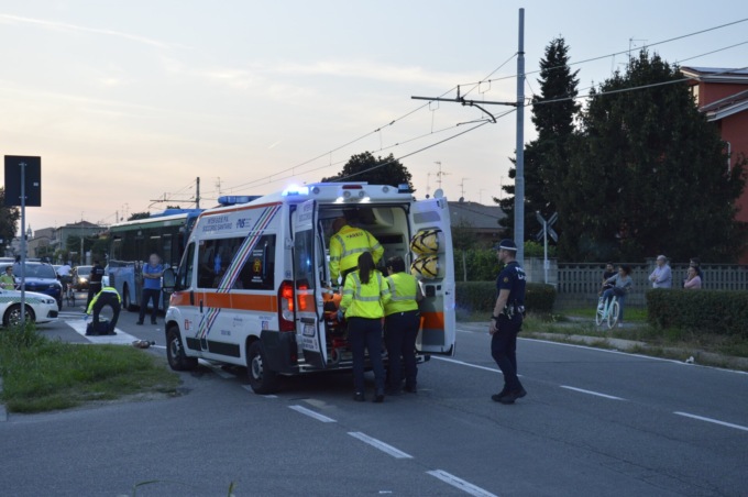 Investita da un autobus a Limbiate, grave insegnante di 35 anni