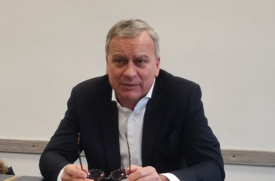 Grave infortunio sul catamarano: l’ex sindaco «costretto ai box»