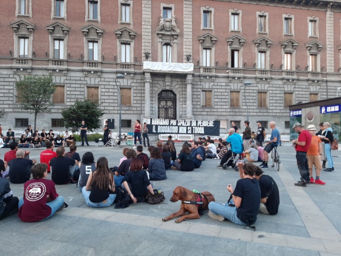 Foa sgomberato in piazza: poi il corteo con cori e fumogeni