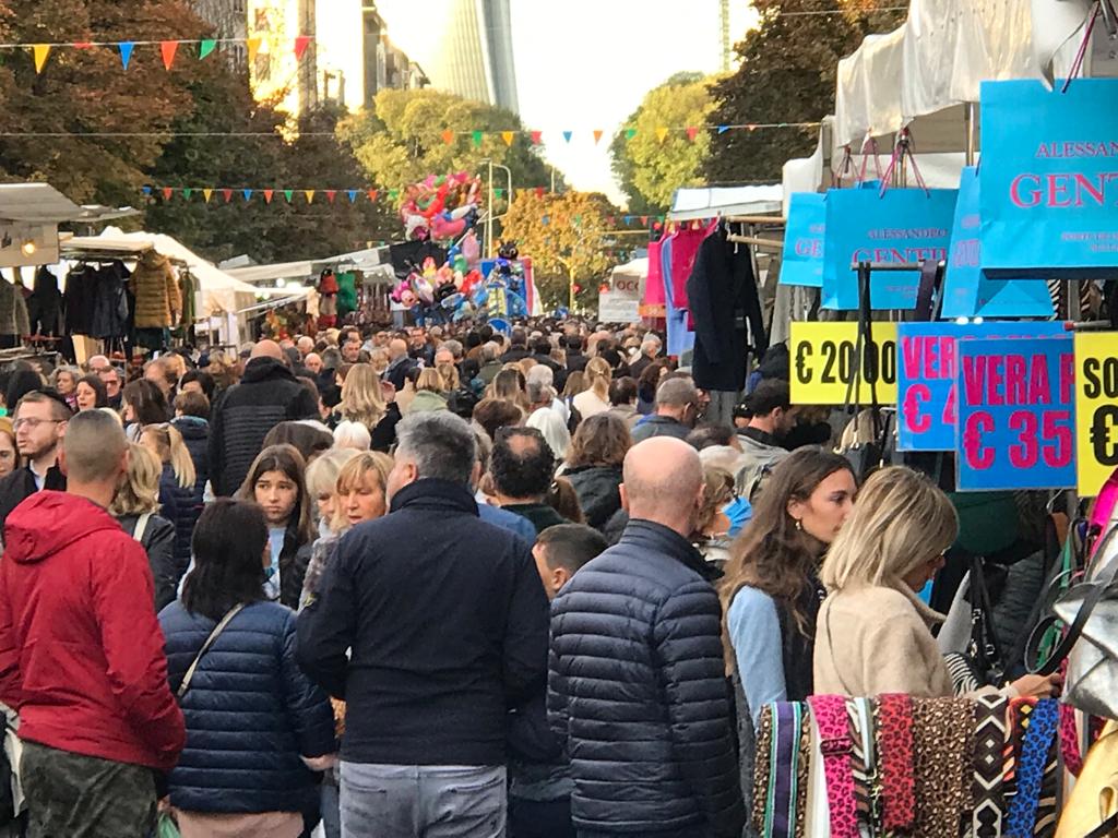 Gli Ambulanti di Forte dei Marmi a Milano, Via Washington, Festa d'Autunno 2022 (8)