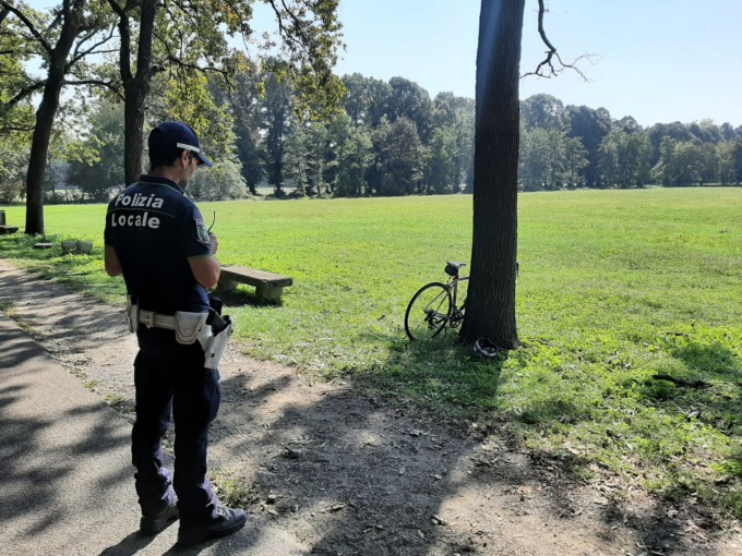 Cade in bici, anziano in condizioni disperate