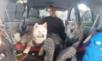 Invalido e sfrattato dorme in auto con i suoi cani