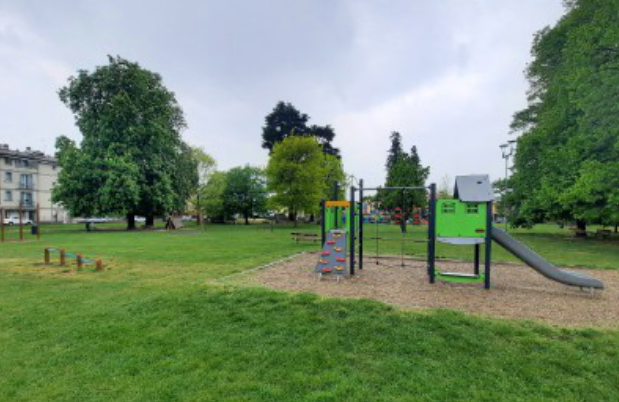 Si denuda al parco davanti a una mamma