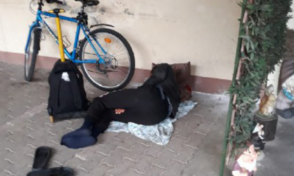 I richiedenti asilo di piazza Durini lo «sfrattano», profugo irregolare costretto a dormire all’addiaccio