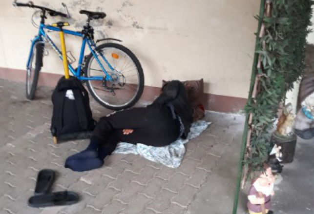I richiedenti asilo di piazza Durini lo «sfrattano», profugo irregolare costretto a dormire all’addiaccio