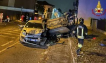 Schianto sulle auto parcheggiate: 20enne in ospedale