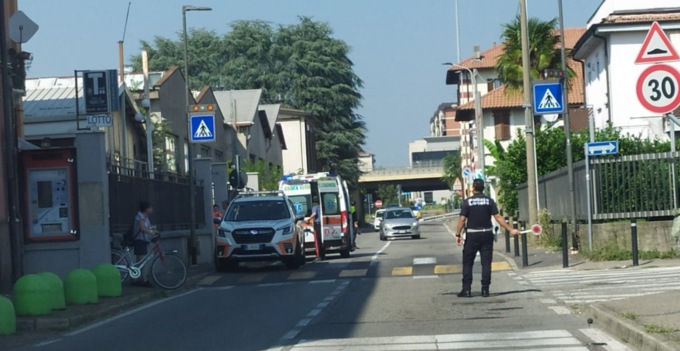 La lite finisce a coltellate in mezzo alla strada: 41enne ferito a un fianco