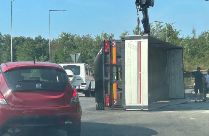 Cassone di un camion si ribalta alla rotatoria e perde il carico