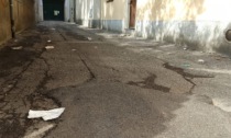 Immondizia, puzze e degrado: la via del centro abbandonata a sé stessa