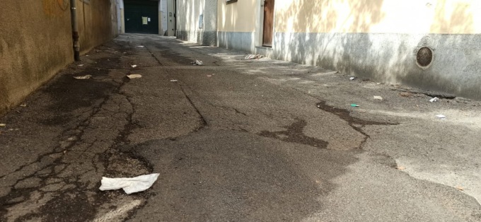 Immondizia, puzze e degrado: la via del centro abbandonata a sé stessa