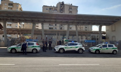 Agenti della Polizia locale di Meda e Seveso impegnati in un controllo congiunto nelle stazioni