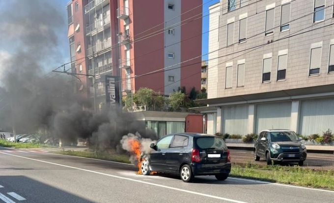 Auto prende fuoco in strada, interviene la Polizia Locale