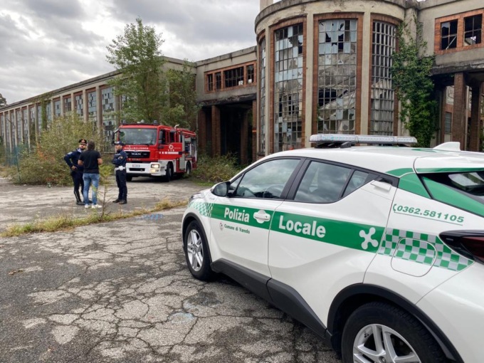 Materassi e rifiuti incendiati nella ex Snia di Varedo