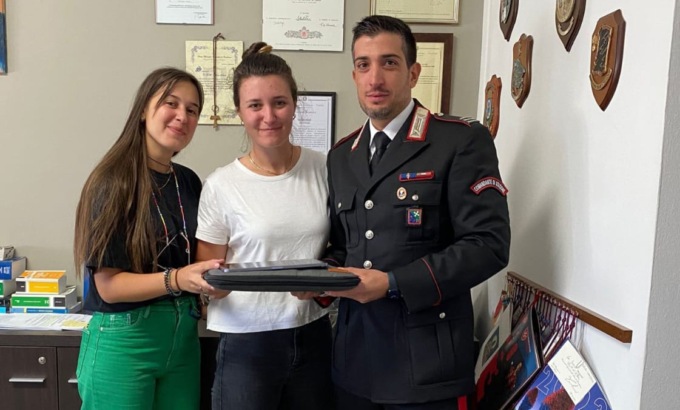 Le avevano rubato il computer con dentro la tesi di laurea, i Carabinieri scoprono il furto e restituiscono il pc