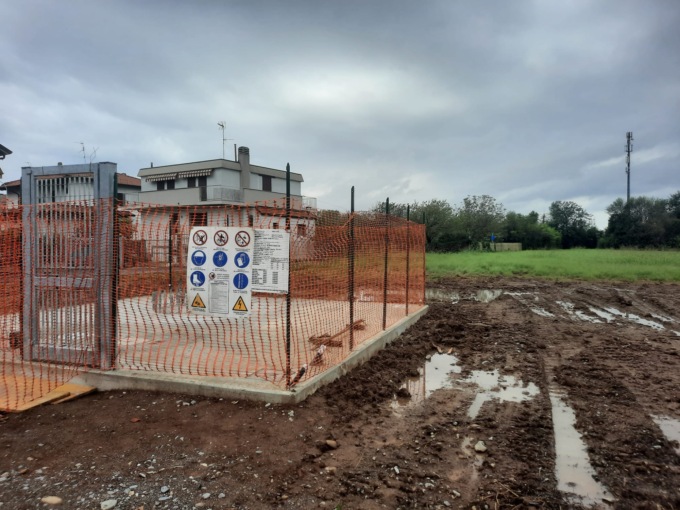 Protesta per la nuova antenna sul prato della parrocchia
