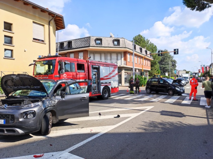 Schianto a Meda: intervengono Polizia Locale, pompieri e ambulanze
