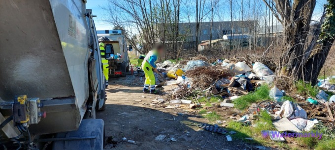 Cumuli di rifiuti abbandonati da mesi, area ripulita a San Carlo