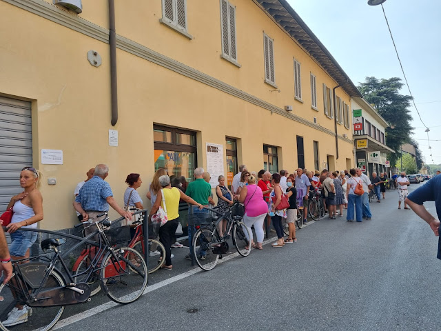 Ore di coda per il medico, la protesta a Monza