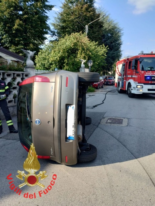 Si ribalta con l’auto, soccorsi in via Bernina