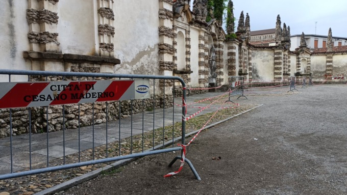 Cadono sassi, transennata piazza Esedra