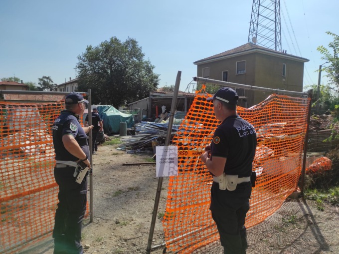 Scarti edili e legna bruciata: sequestrata discarica abusiva