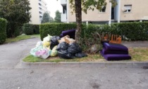 Abbandonano i rifiuti, multa di trecento euro