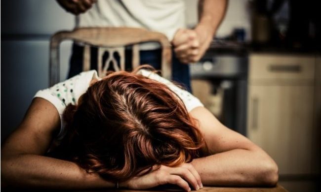 Ospita una coppia, poi viene picchiata e minacciata dal marito dell’amica: nei guai un monzese