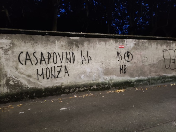 Blitz di CasaPound a Desio: manifesti abusivi e scritte neofasciste