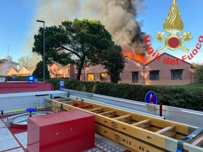 Bovisio Masciago: incendio in un'azienda di legname