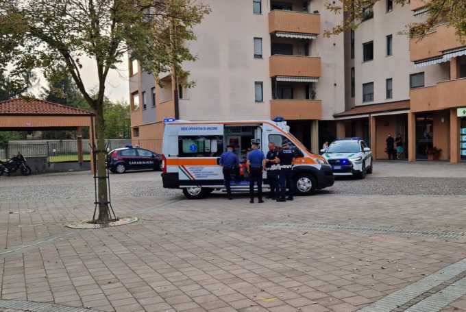 Paura in piazza ad Arcore, picchiato e rapinato del cellulare e della bicicletta elettrica
