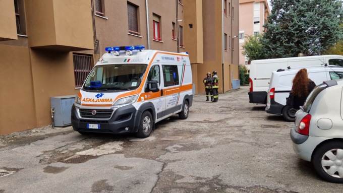 Paura a Villasanta, uomo barricato in casa con i famigliari: maxi dispiegamento di forze dell’ordine