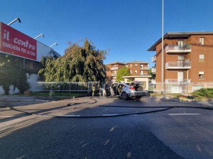 Giussano, brucia auto in via POnchielli