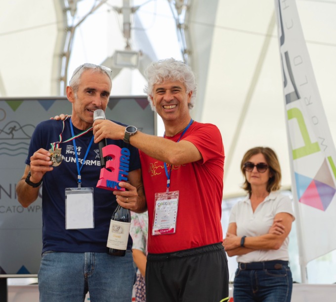 Raccoglie i rifiuti mentre corre: l’odontotecnico di Lentate è terzo ai mondiali di plogging